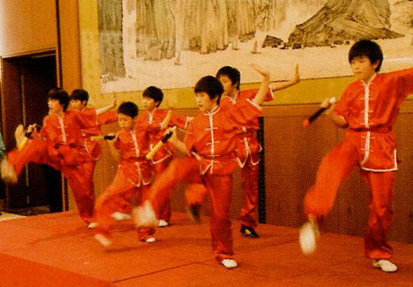 武術愛好家の子供たちによる舞獅、長拳など中国伝統武術
