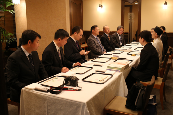 中国国際友好連絡会との会談 中国国際友好連絡会 辛旗副会長、鄧文慶秘書長、
  中華人民共和国駐日本国大使館友好交流部孫永剛一等書記官、中国国際友好連絡会高吟亜州部科長、邵宏偉事務室主任、劉俊氏