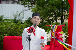 東日本大震災　慰霊碑完成除幕式 早島妙聴理事長