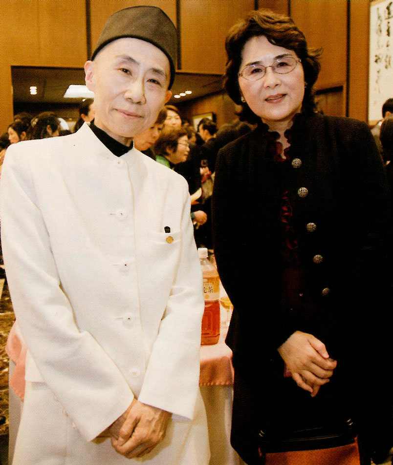 駐日大使夫人汪婉参事官とお話される早島妙聴理事長