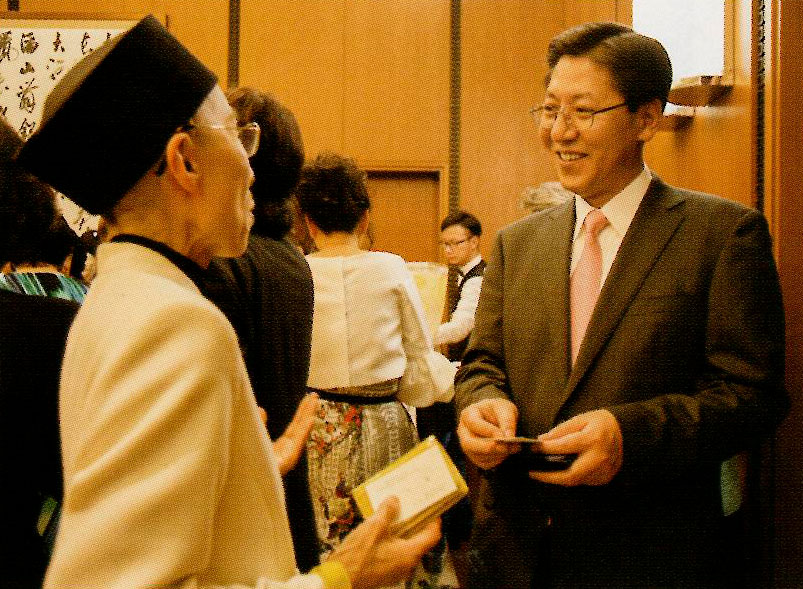 劉少賓臨時代理大使とお話される早島妙聴理事長