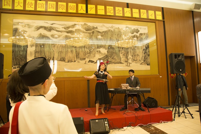 国大使館国際婦人デー記念パーティー 二胡の特別演奏